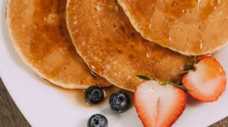 pancakes with strawberries and blueberries
